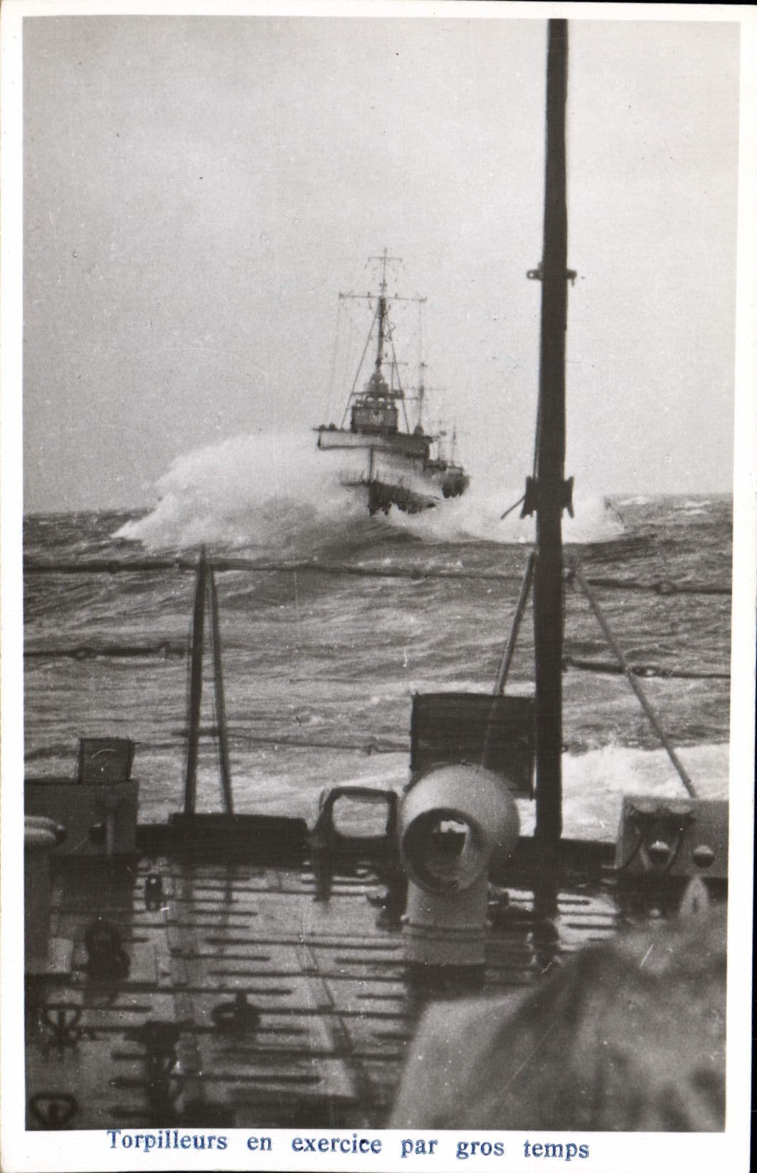 CPM Bateau de guerre Torpilleurs en exercice par gros temps