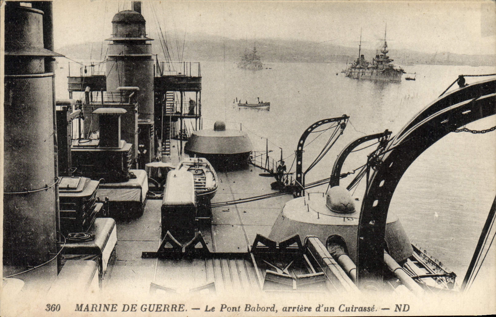 CPA Bateau de guerre Le pont babord arriere d'un cuirasse 