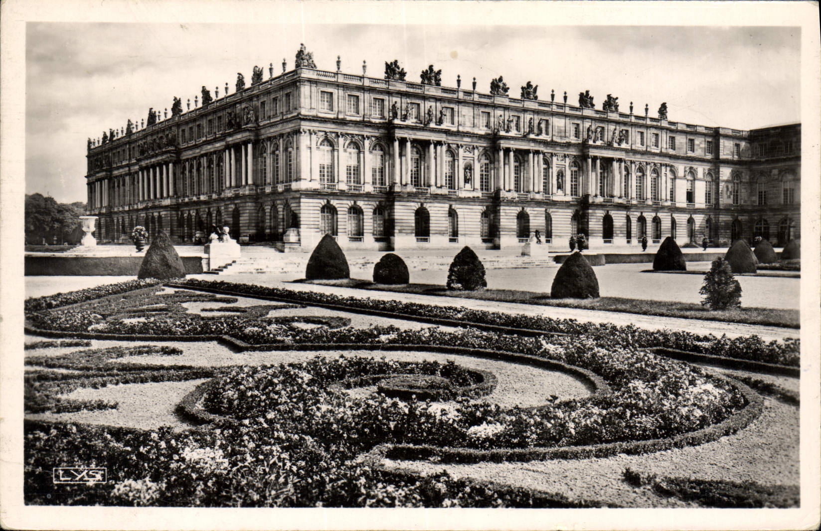 VINTAGE POSTCARD Small Tables Of Versailles the Castle Frontage on the park floors
