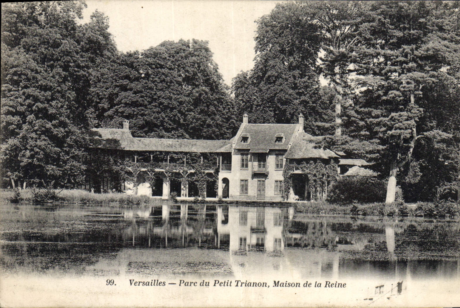 CPA Palais De Versailles Parc du Petit Trianon Maison de la reine