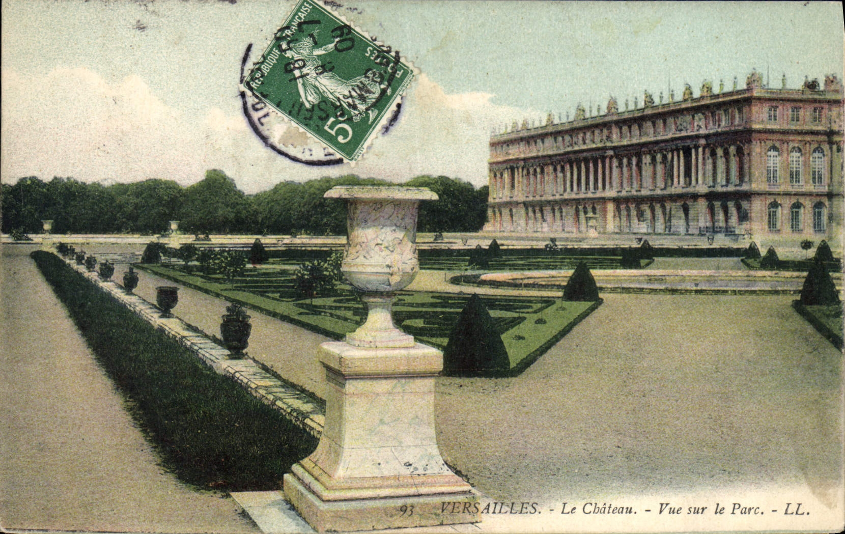 CPA Palais De Versailles Le Chateau Vue Sur le Parc