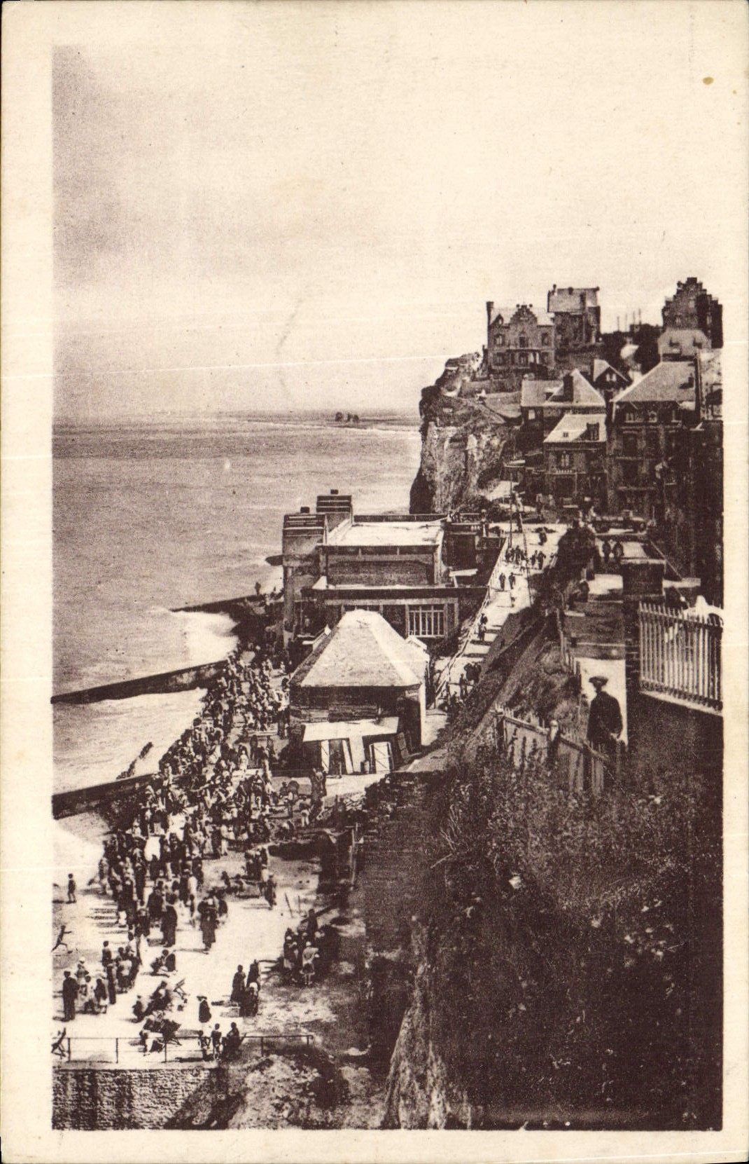 VINTAGE POSTCARD Ault the beach and Cliffs