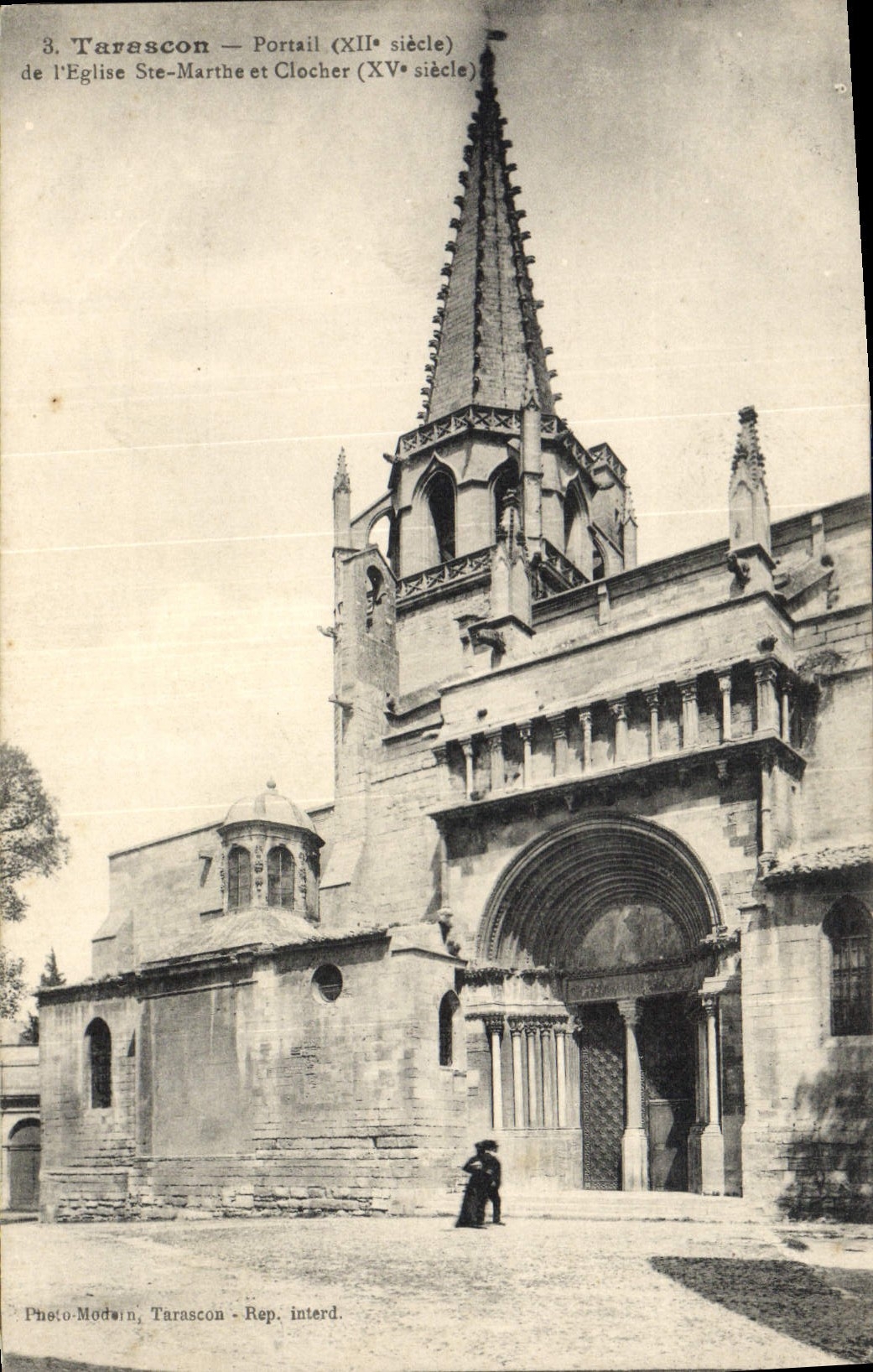 CPA Tarascon Portail de l'eglise Ste Marthe et Clocher
