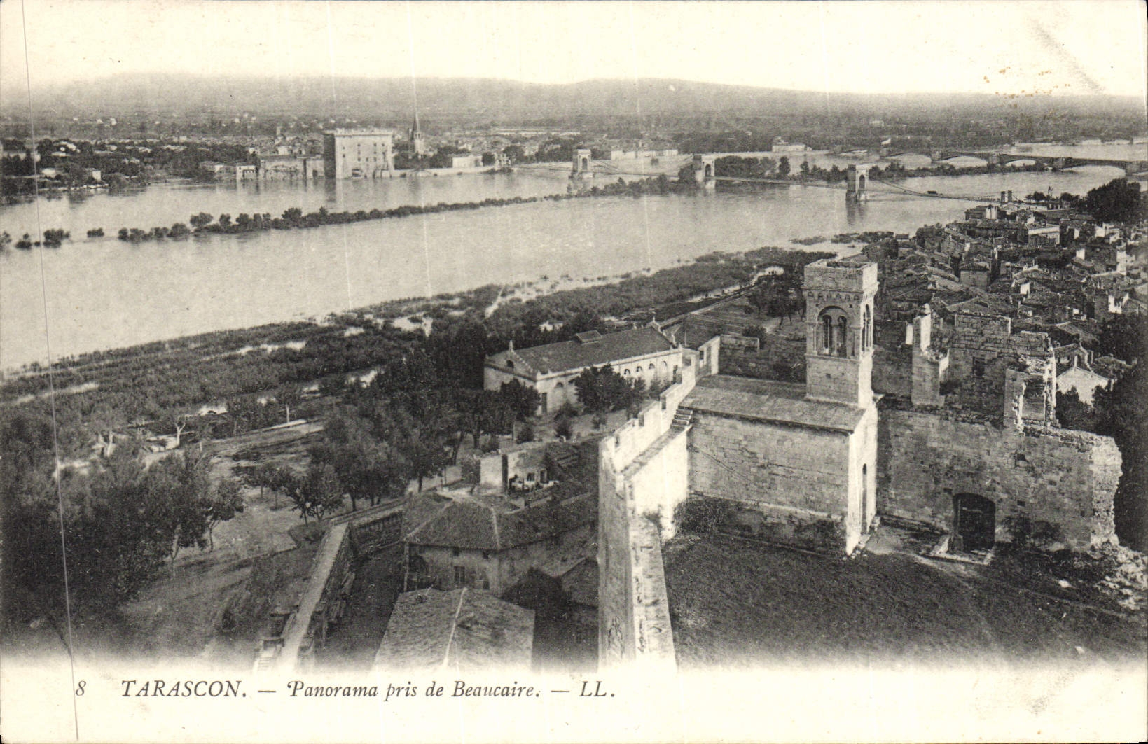 CPA Tarascon Panorama Pris de Beaucaire