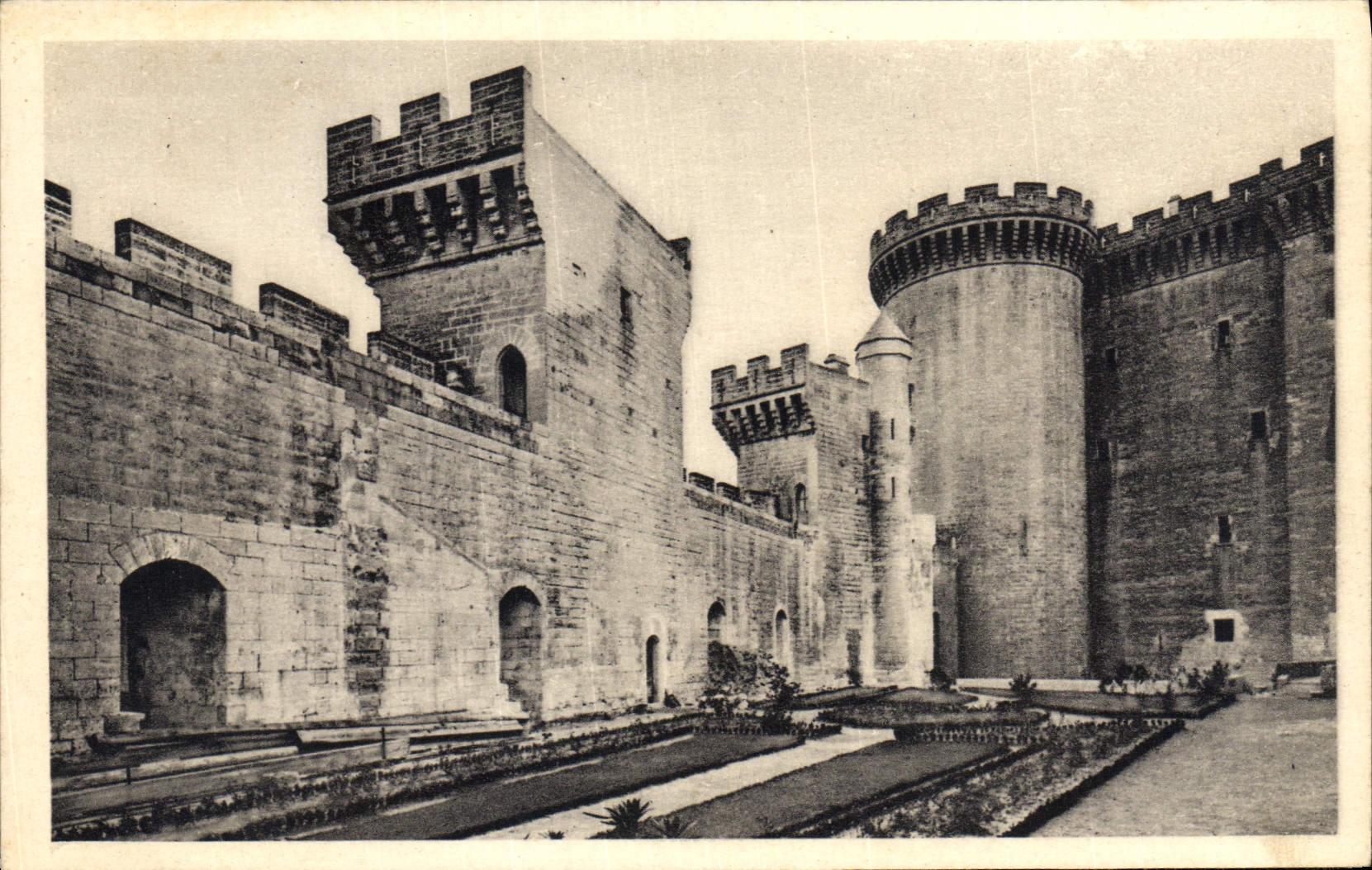 CPA Tarascon Chateau La Basse Cour