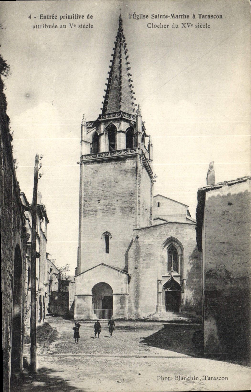 CPA Tarascon Entree primitive de l'Eglise Sainte Marthe Clocher du 15eme
