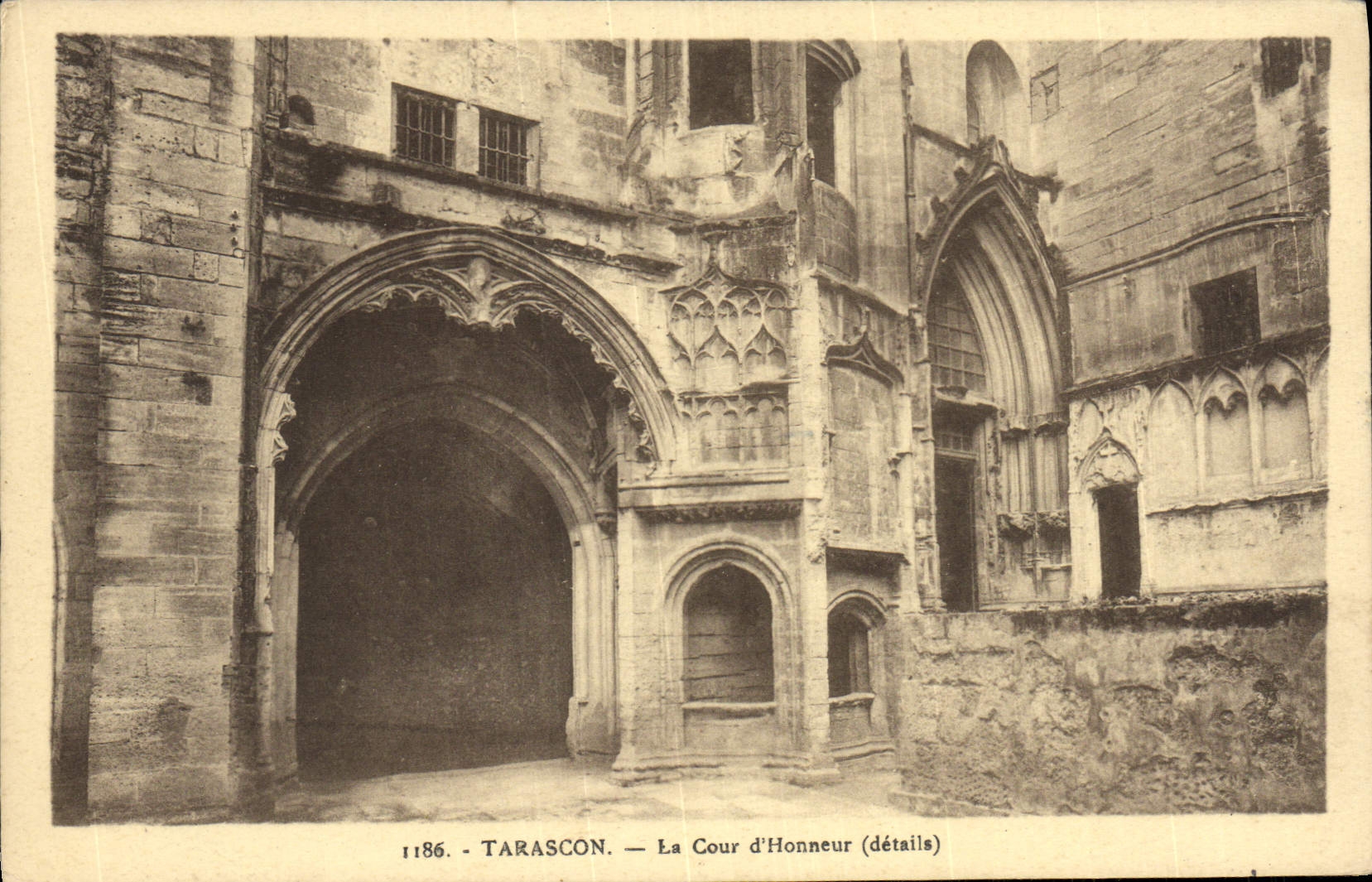 CPA Tarascon La cour d'honneur details