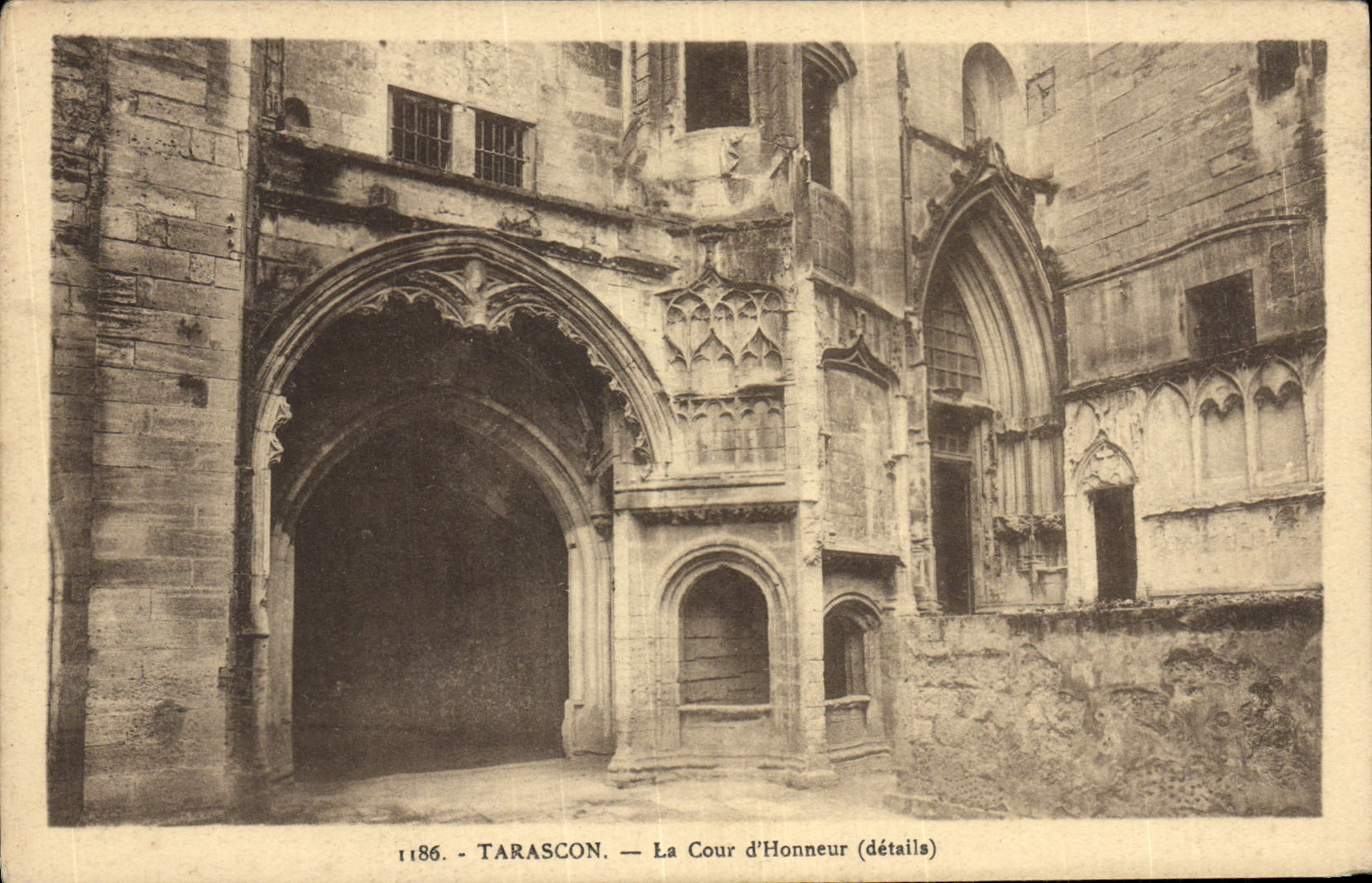 CPA Tarascon La Cour d'Honneur details