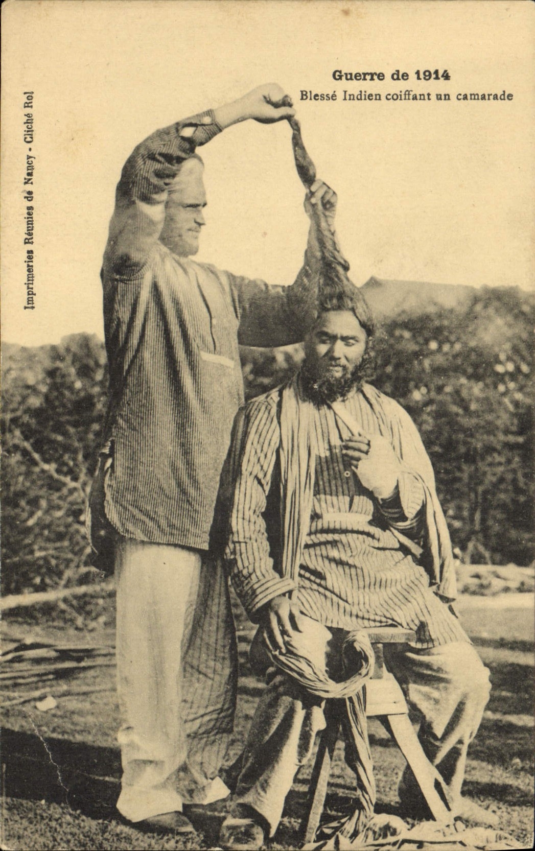 CPA Militaria Coiffeur Perruquier Guerre de 1914 Blesse indien coiffant un camarade 