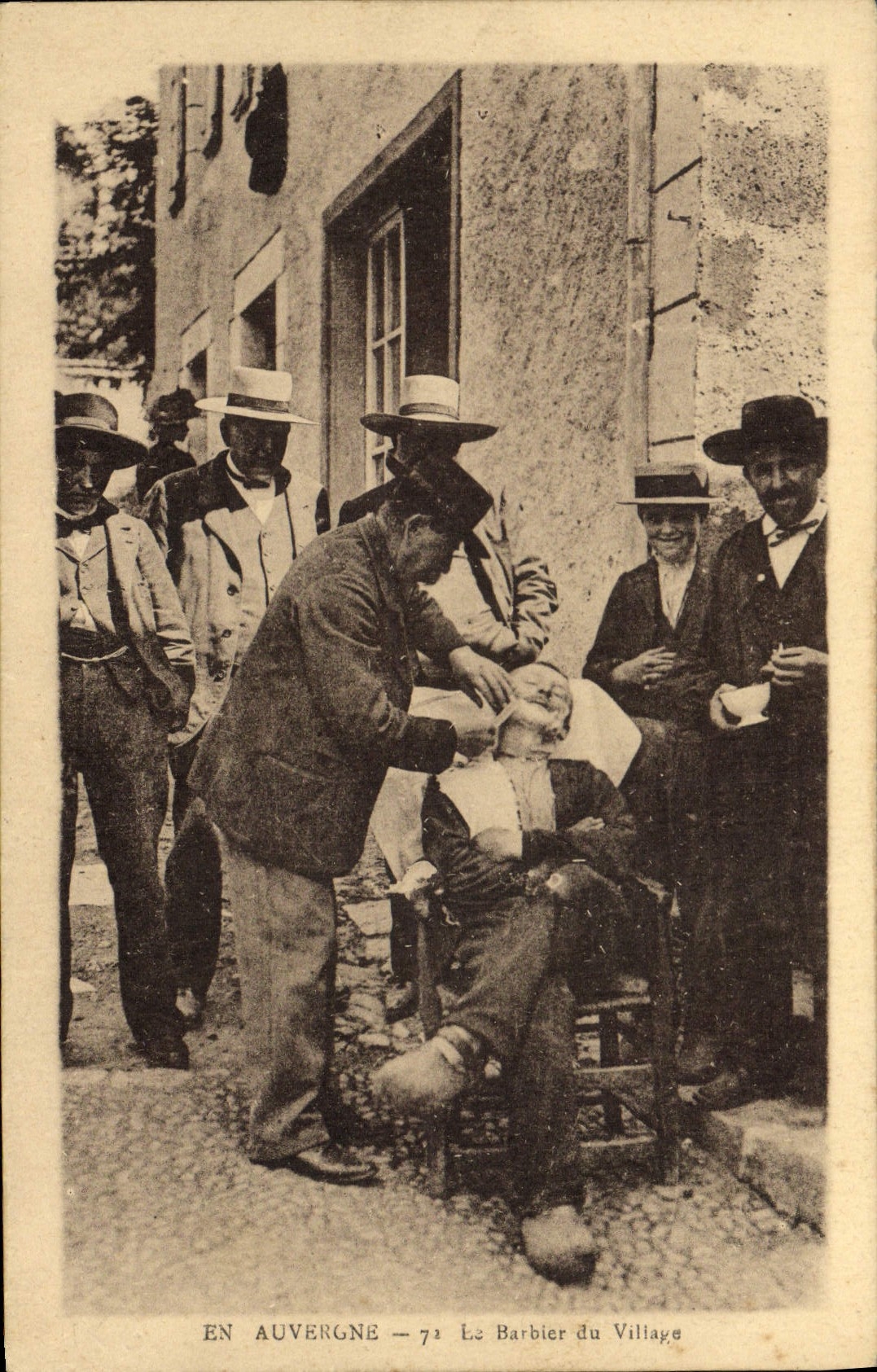 CPA En Auvergne Le barbier du village Coiffeur Perruquier Folklore