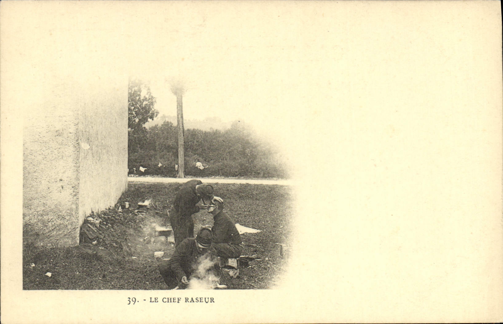 CPA Militaria Coiffeur Perruquier le chef raseur 