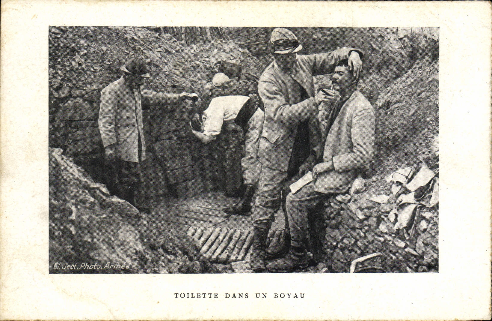 CPA Militaria Coiffeur Perruquier Toilette dans un boyau Tranchee
