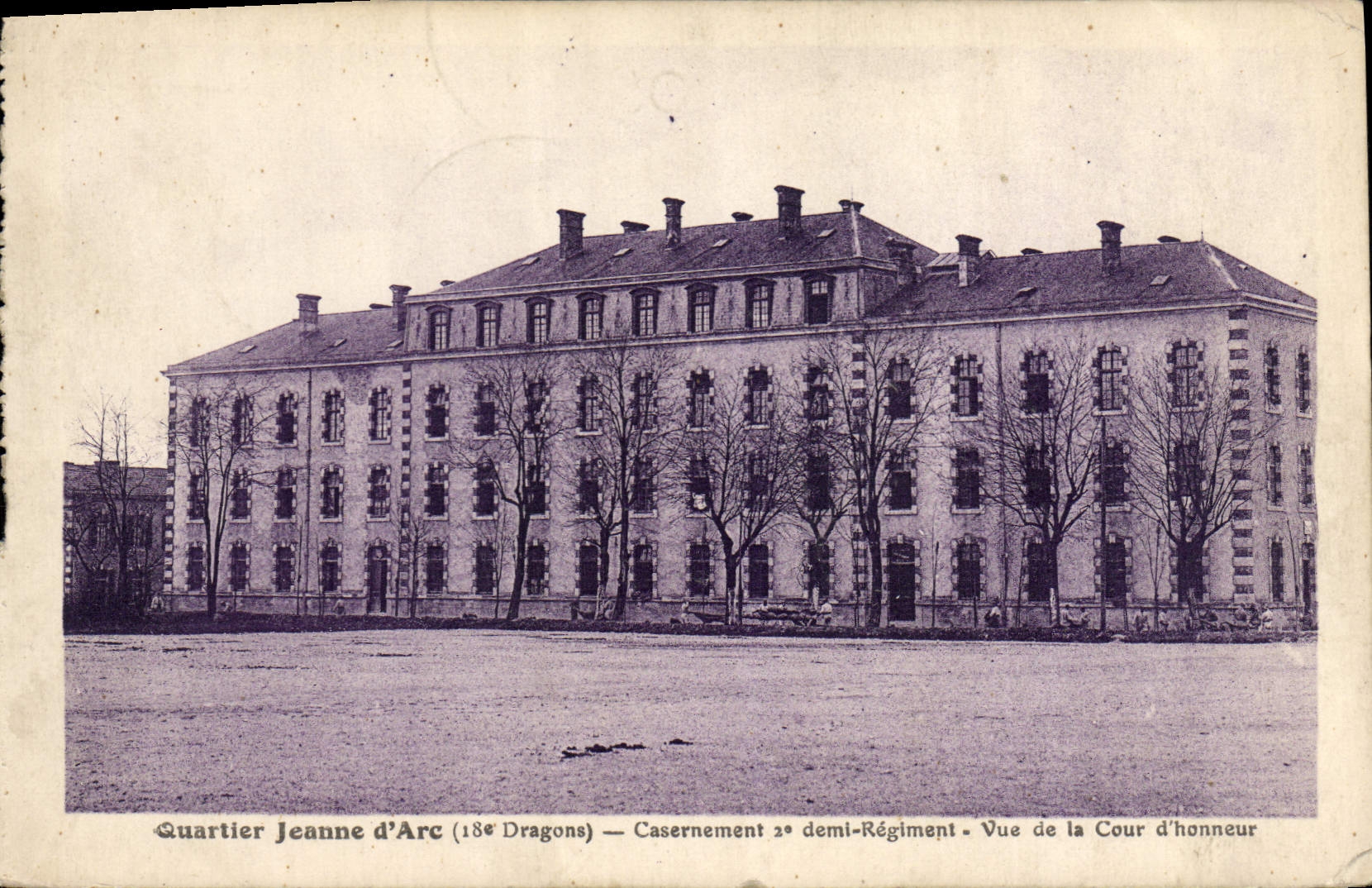 Dragones del arco del d de Jeanne del districto de Militaria de la POSTAL de la VENDIMIA décimo octavos que cuartean el 2do regimiento de la mitad visto en el patio principal