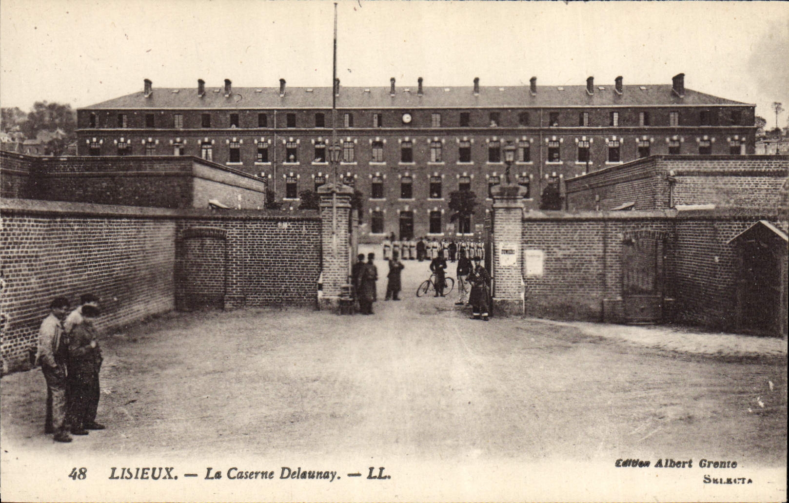 POSTAL Militaria Lisieux de la VENDIMIA los cuarteles de Delaunay