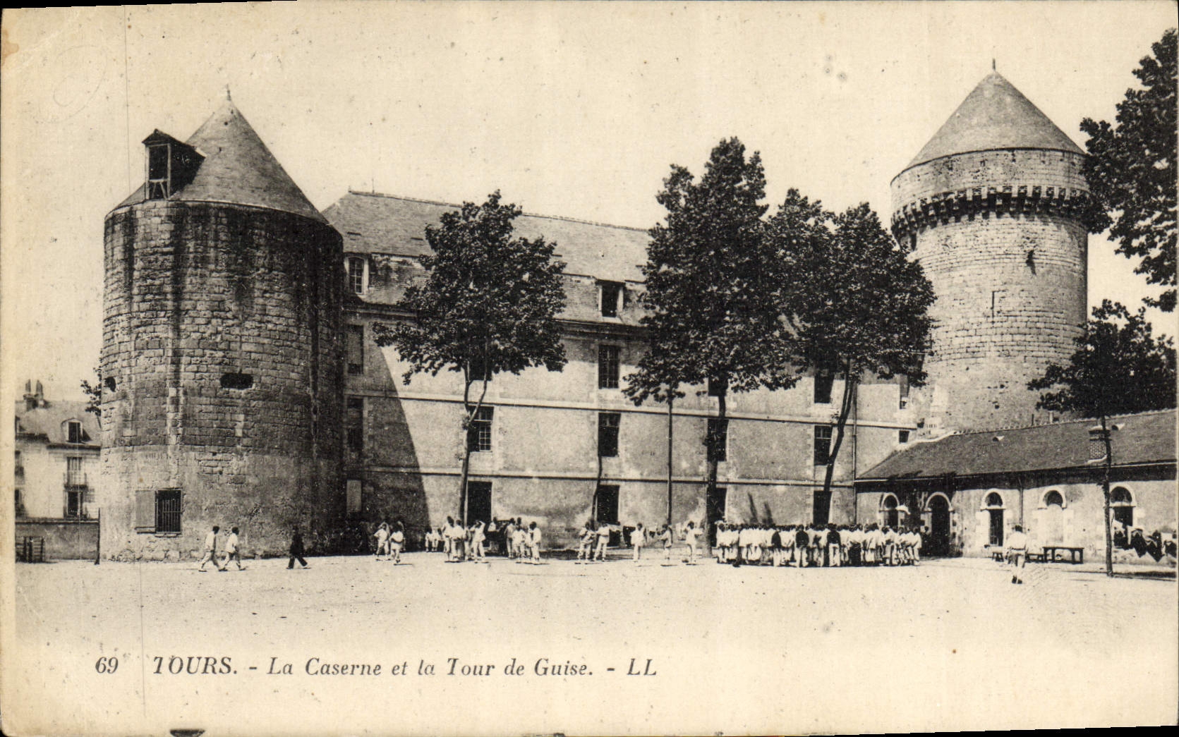 CPA Militaria Tours La caserne et la tour de Guise 