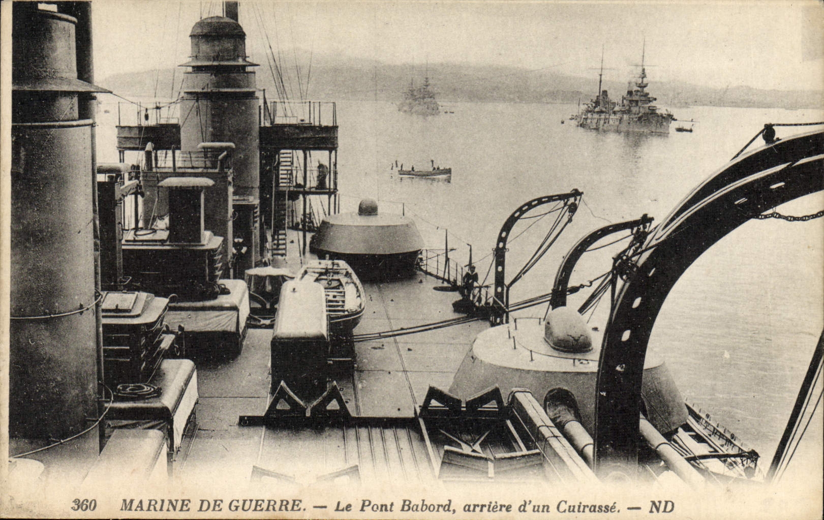 CPA Bateau Guerre Le pont babord arriere d'un cuirasse