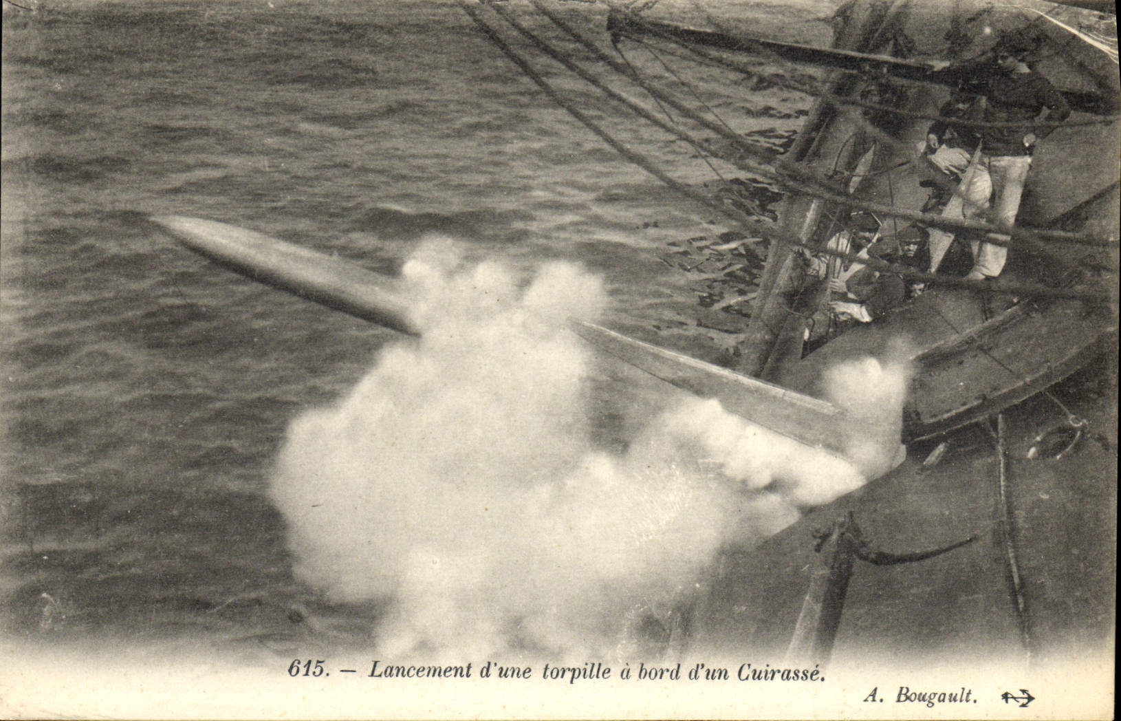 CPA Bateau Guerre Lancement d'une torpille a bord d'un cuirasse