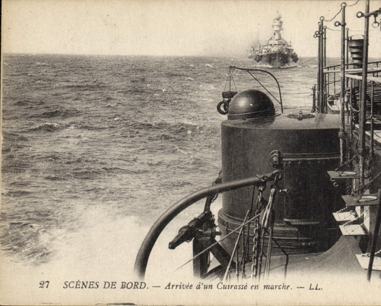 VINTAGE POSTCARD Boat War Arrived of an armor moving