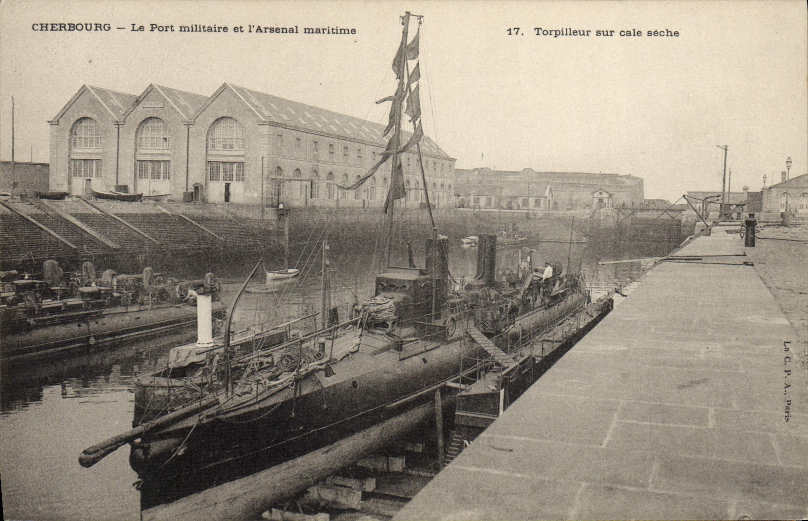 CPA Bateau Guerre Cherbourg Le port militaire et l'arsenal militaire Torpilleur en cale seche 