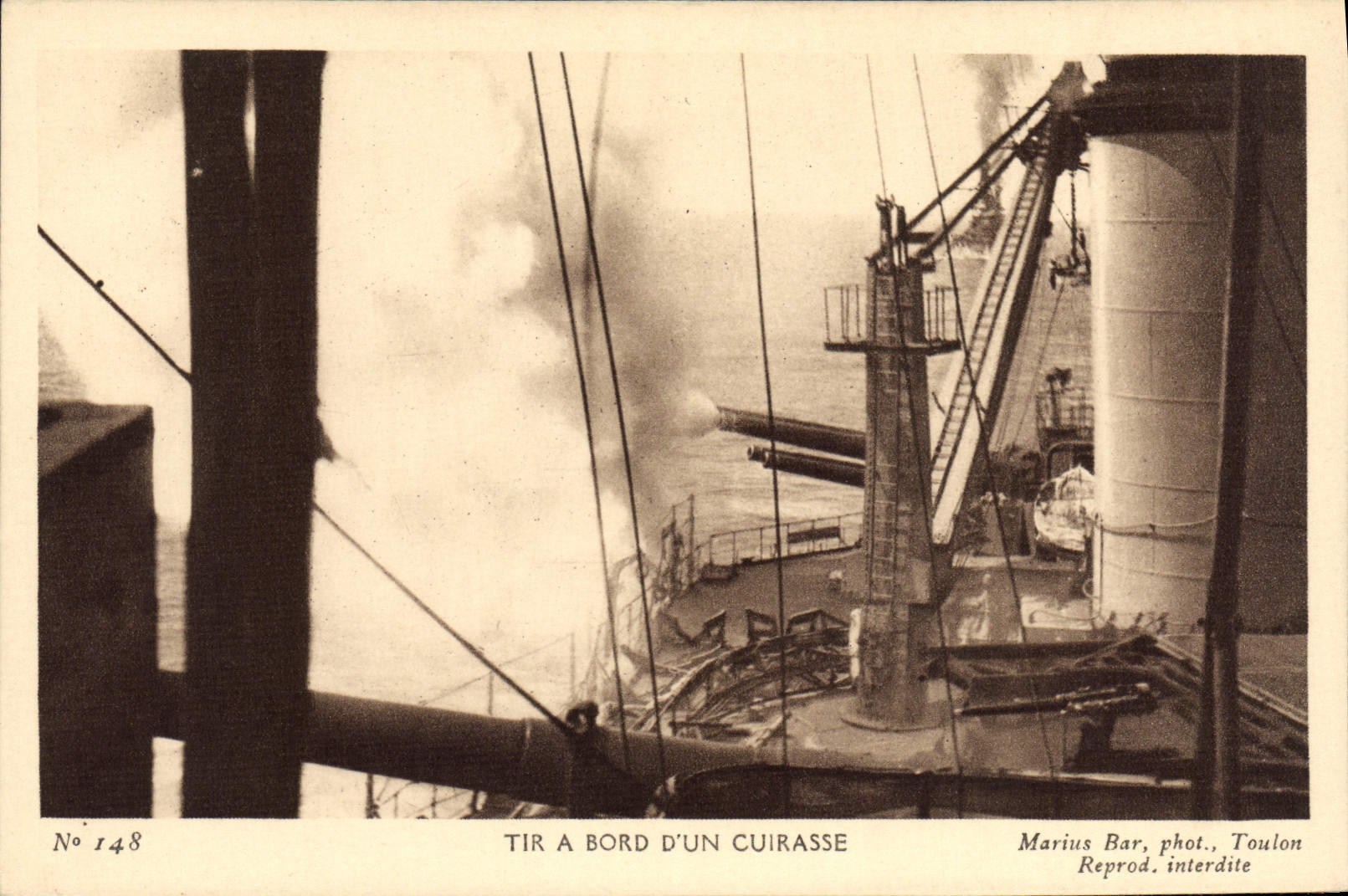 CPA Bateau Guerre Tir a bord d'un cuirasse