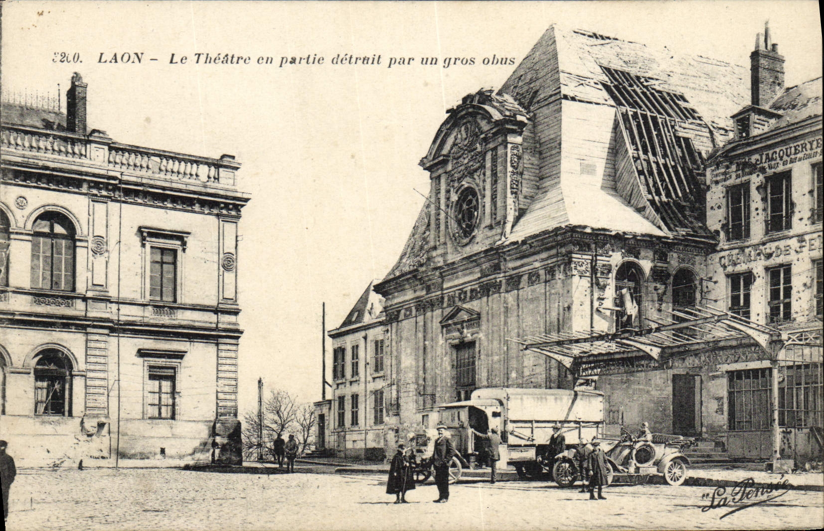CPA Laon Le Theatre en partie detruit par un gros obus Militaria