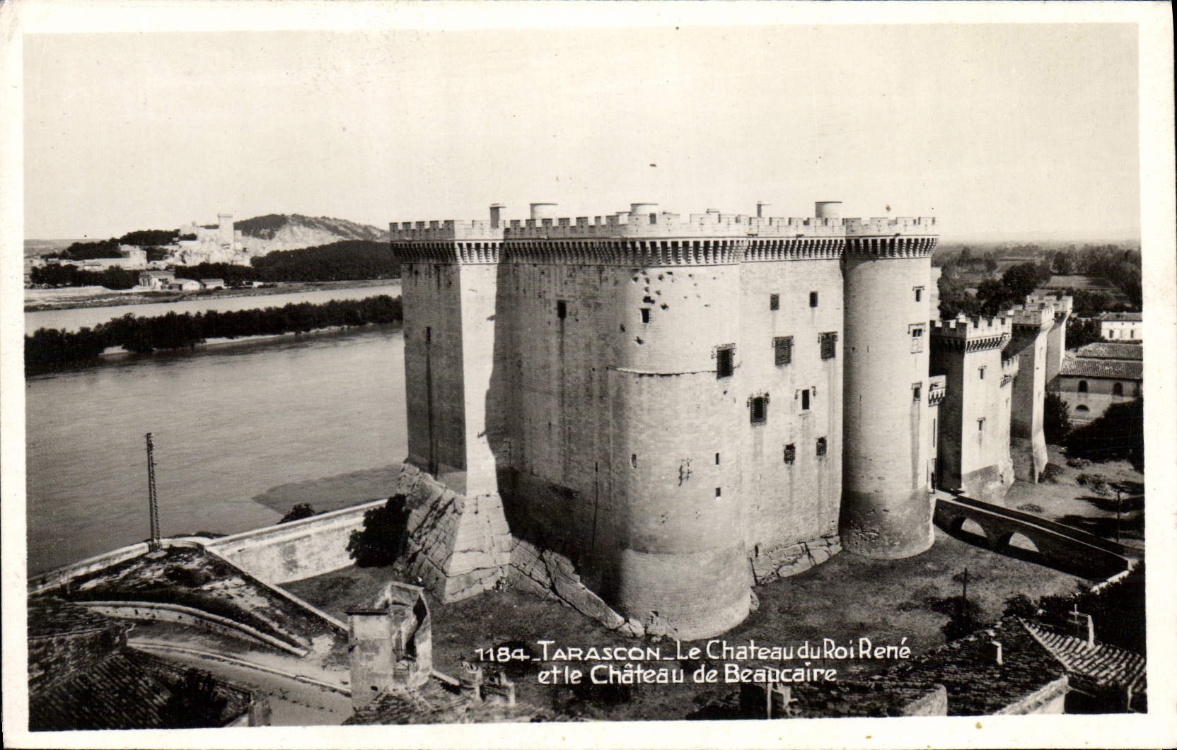 CPA Tarascon Le Chateau du Roi Rene et le chateau de Beaucaire