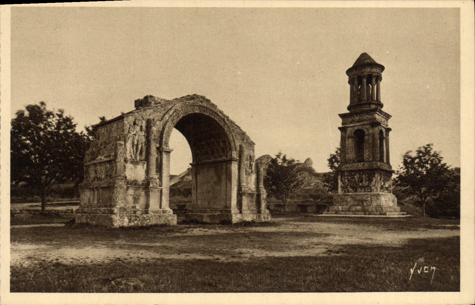 CPA Saint Remy De Provence Les Antiques