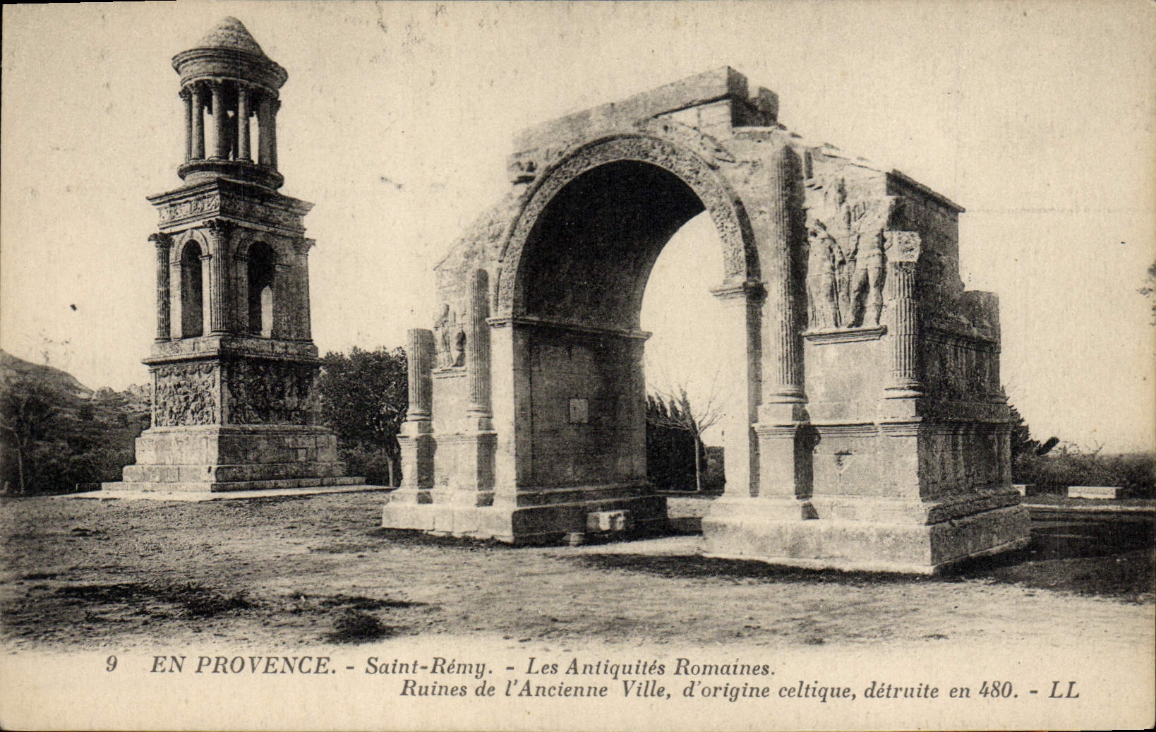 CPA Saint Remy De Provence Les antiques romaines Ruines de l'ancienne ville