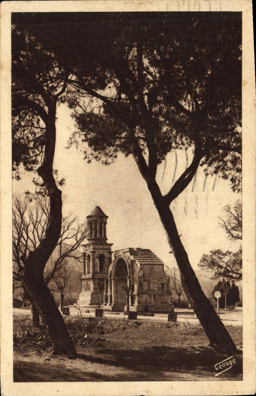 CPA Saint Remy De Provence Les antiques Monuments romains Vus a travers les pins