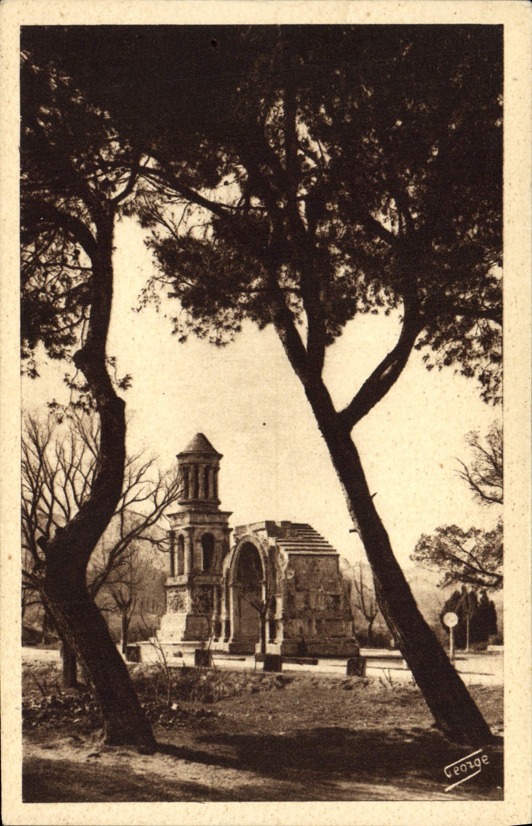 CPA Saint Remy De Provence Les antiques Monuments romains Vus a travers les pins