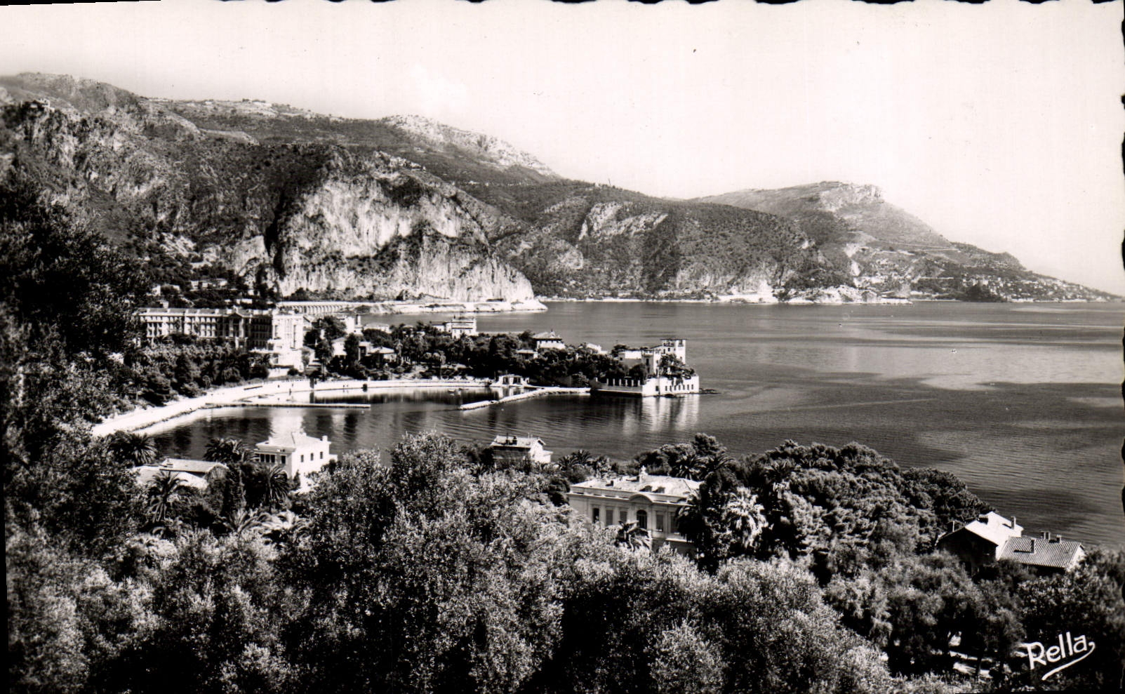 VINTAGE POSTCARD Beaulieu the Point of Formica and the head of dog