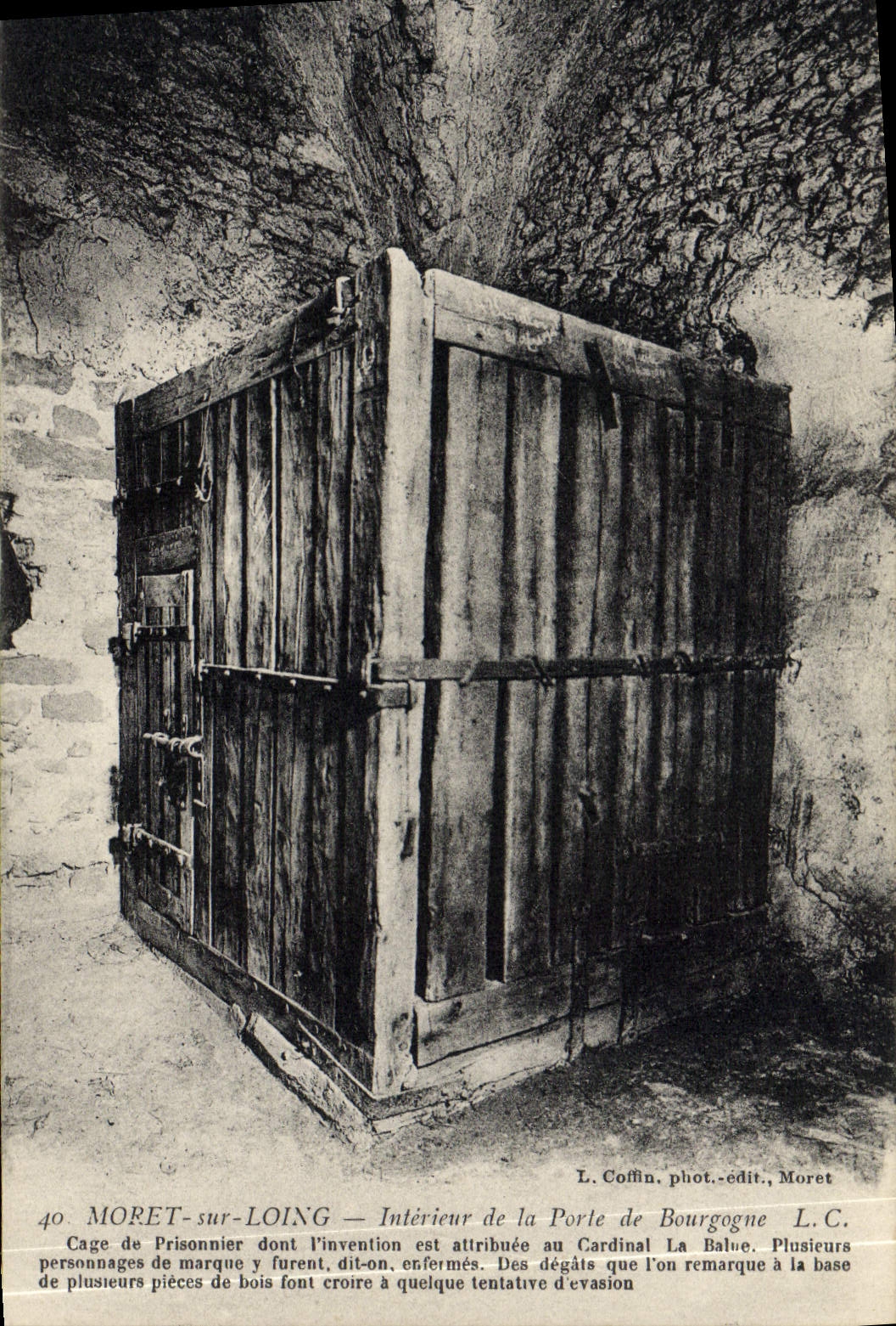CPA Moret Sur Loing Interieur de la Porte de Bourgogne cage de prisonnier