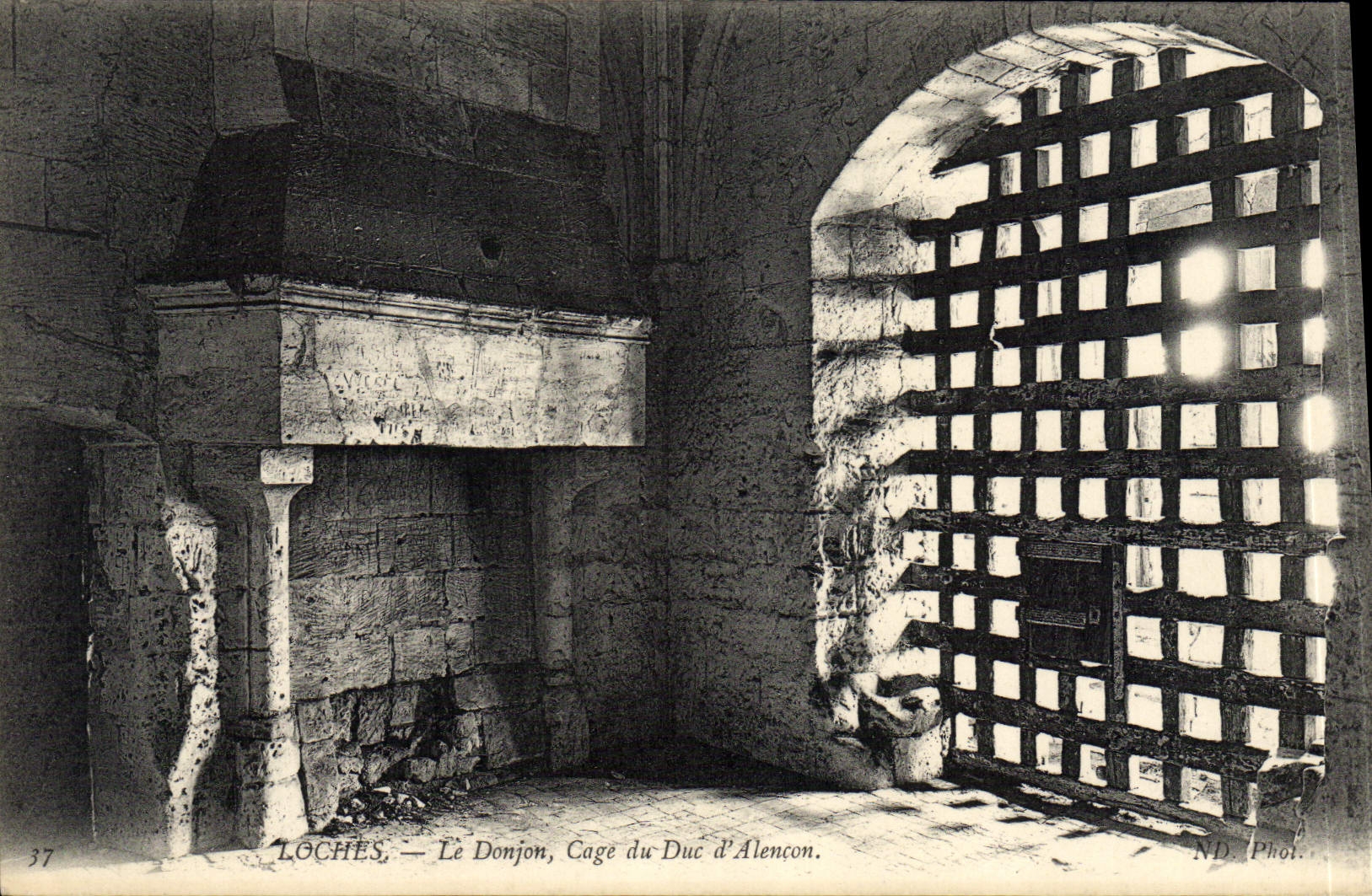 CPA Loches Le Donjon Cage du Duc d'Alencon