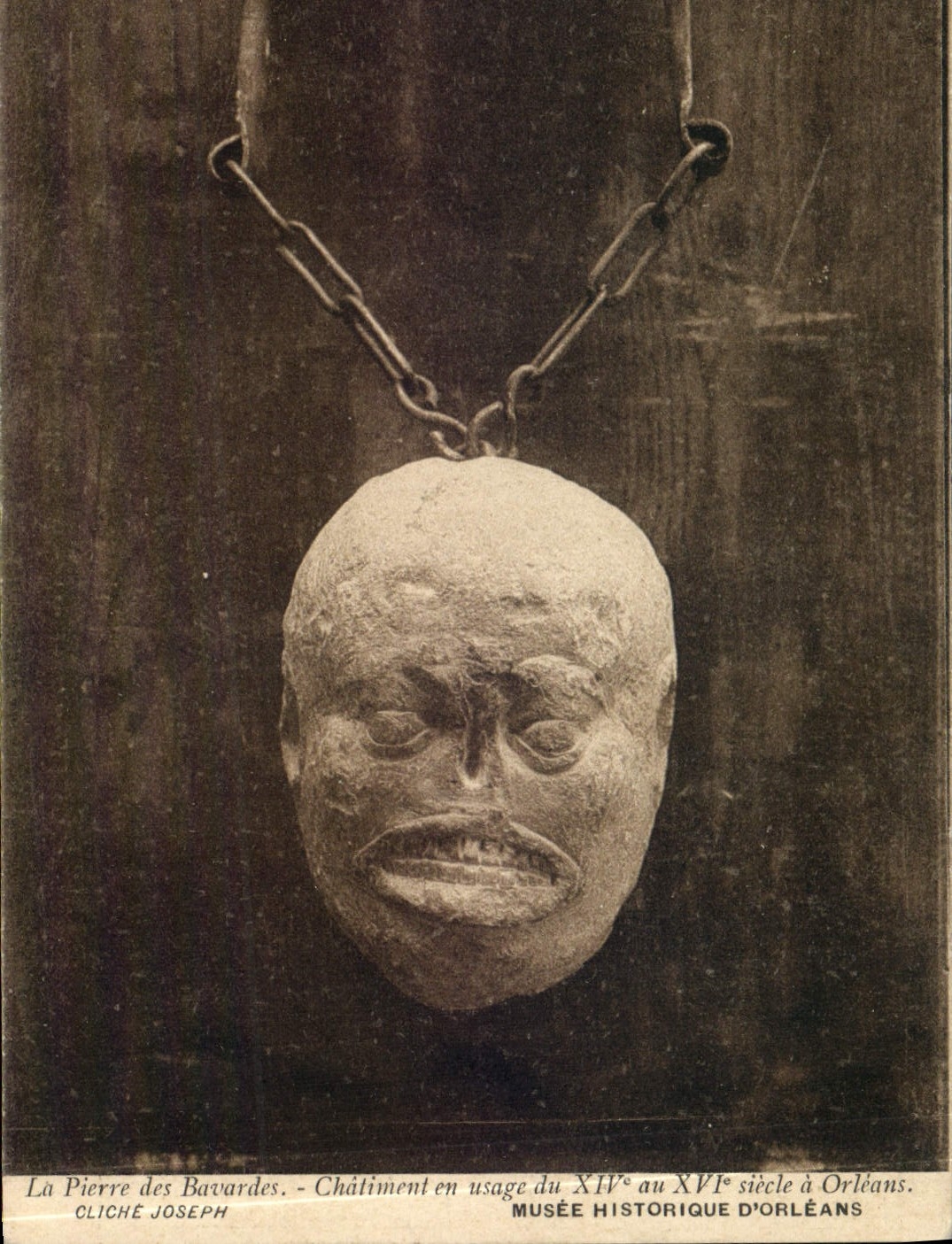 CPA La pierre des bavardes Chatiment en usage Orleans