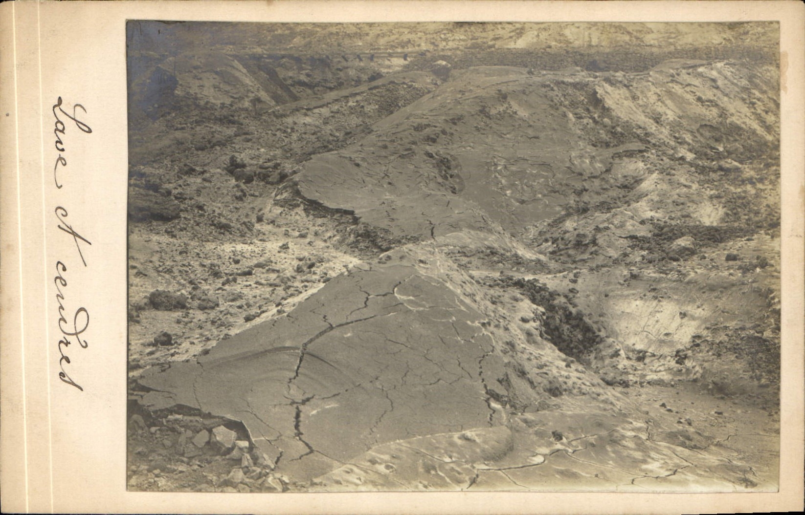 Photo collée support format carte postale Volcan Lave et cendres
