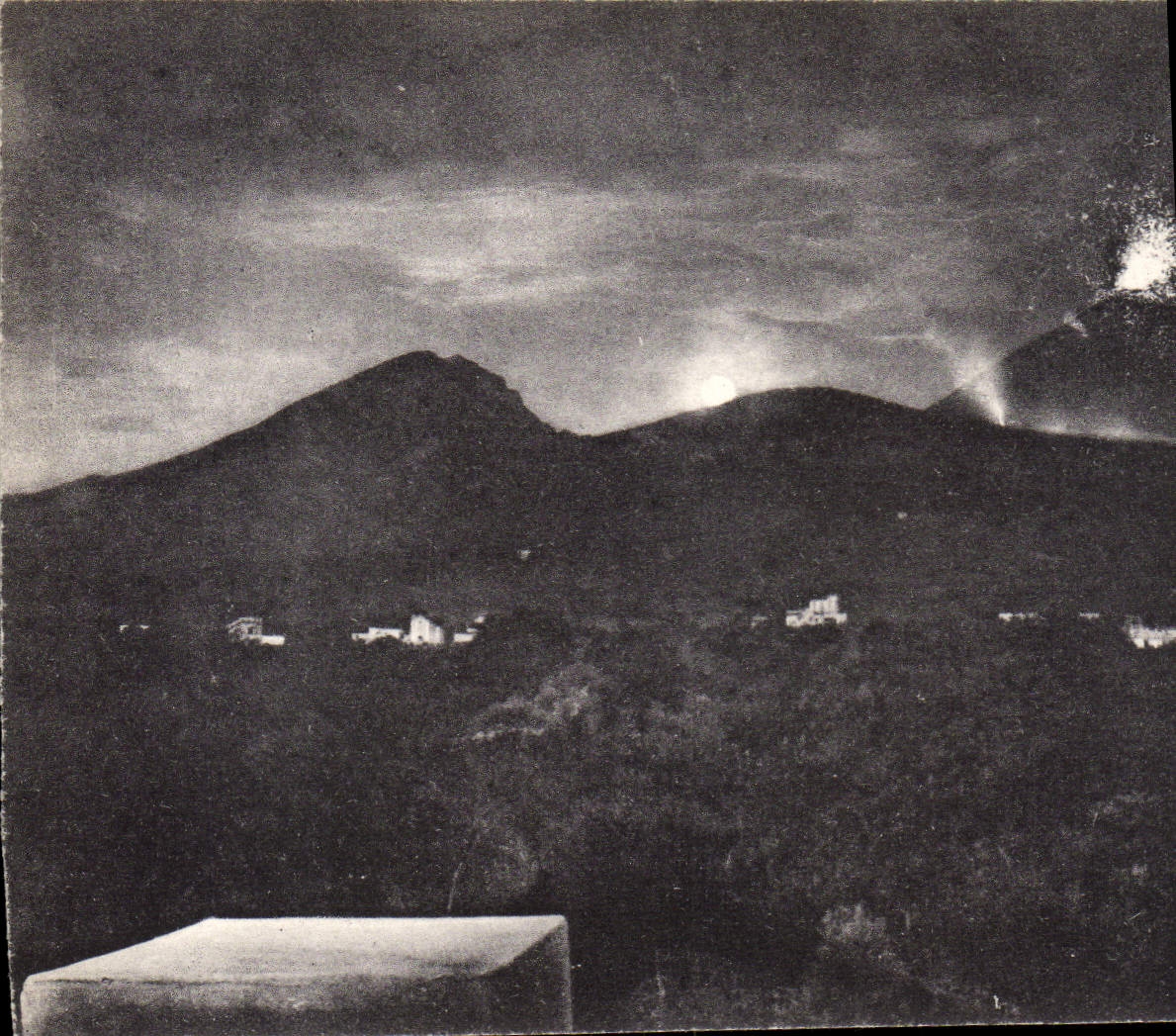VINTAGE POSTCARD Volcano It Vesuvio di notte 1905