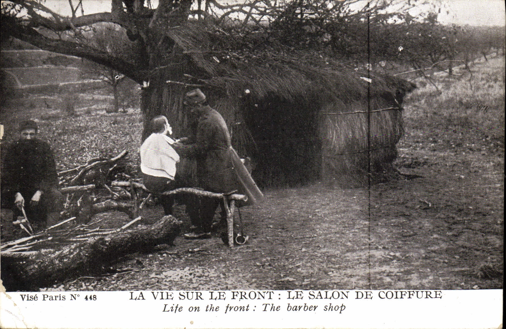 CPA Militaria Coiffeur Perruquier La vie sur le front Le salon de coiffure