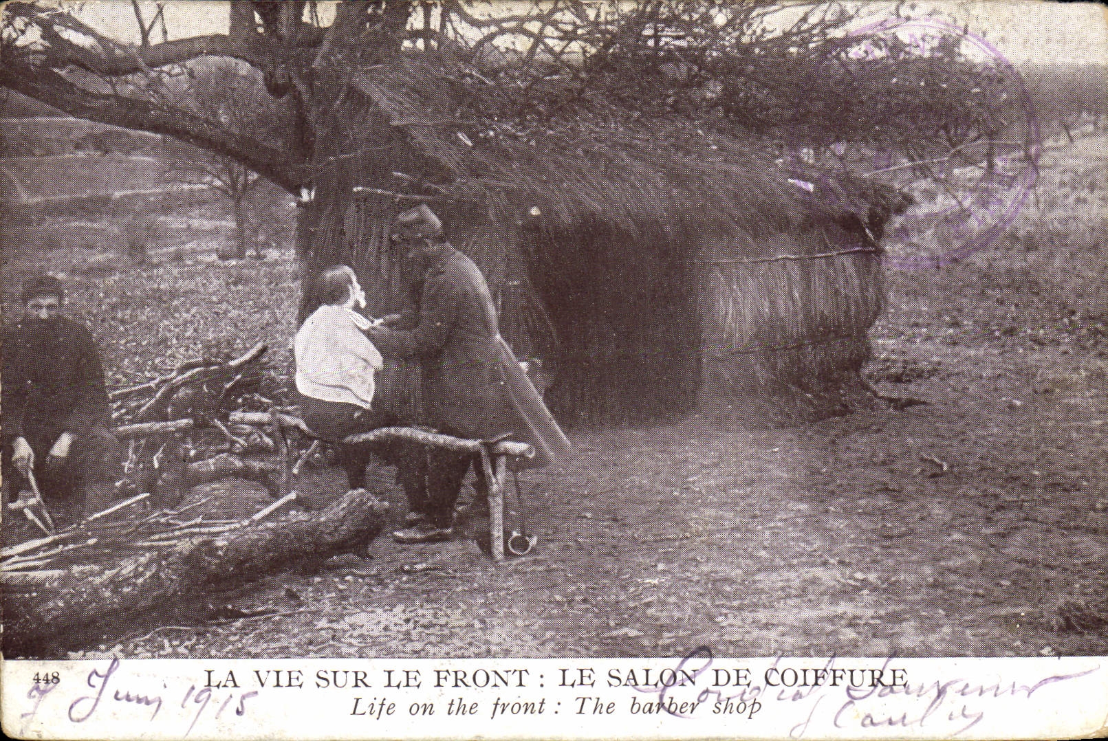 CPA Militaria Coiffeur Perruquier La vie sur le front Le salon de coiffure