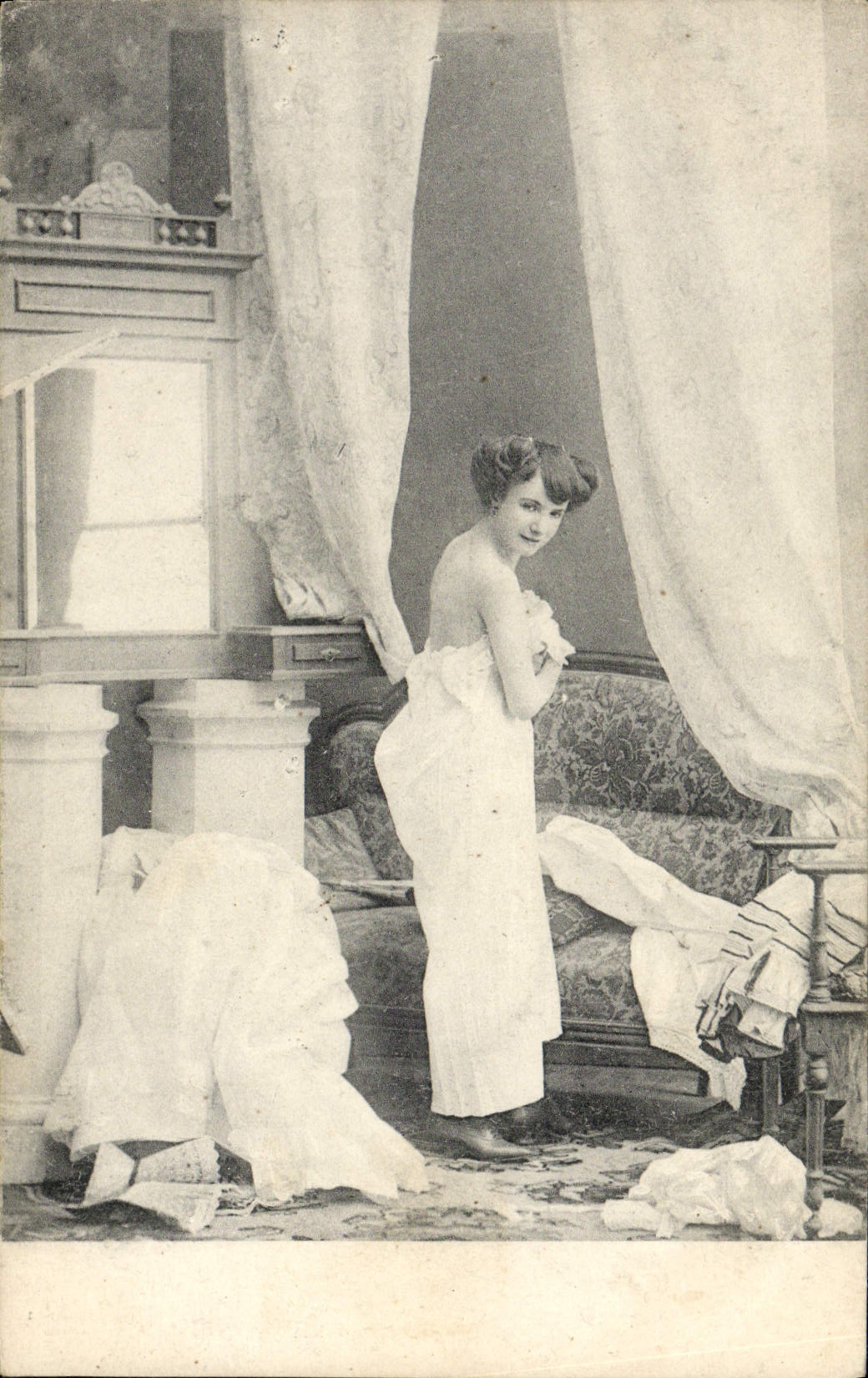 CPA Femme nu erotique 