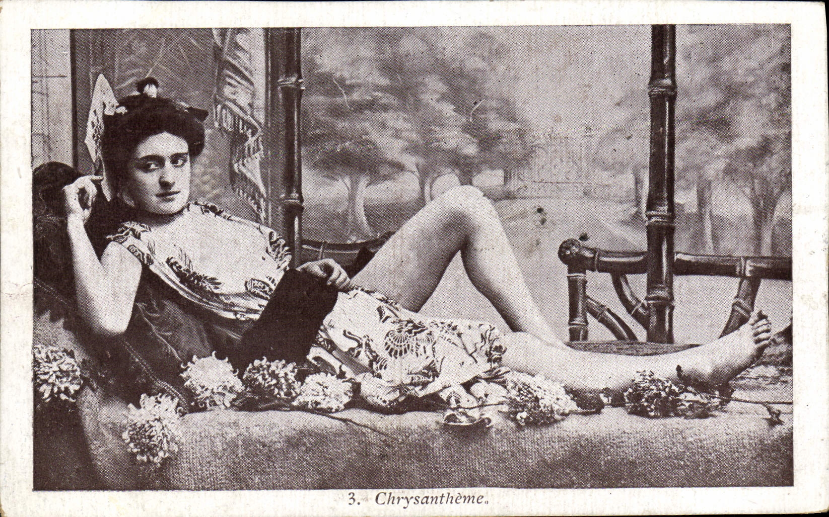 CPA Femme nu erotique Chrysantheme