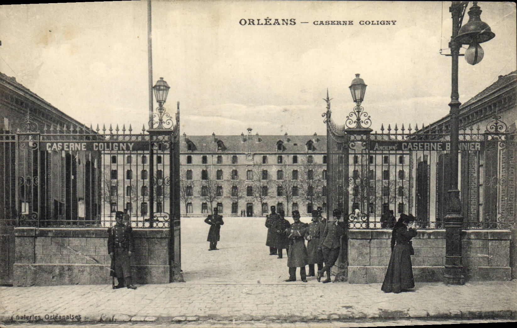 Cuarteles de Militaria Orleans Coligny de la POSTAL de la VENDIMIA