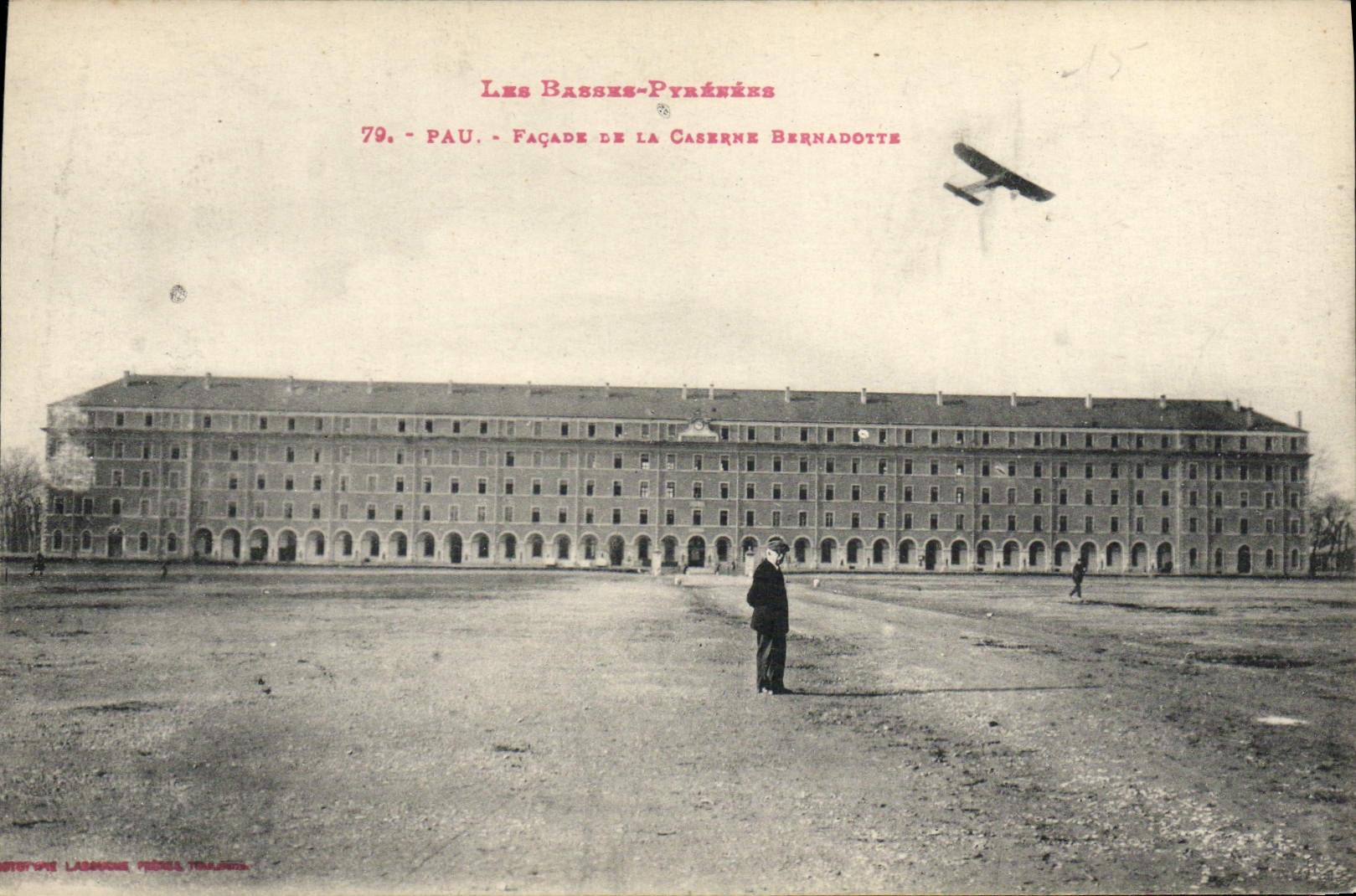 CPA Militaria Pau Facade de la caserne Bernadotte Avion