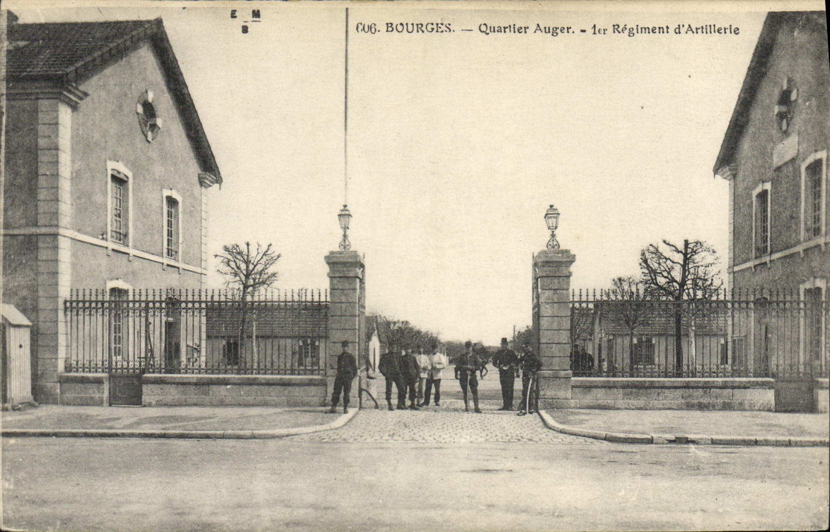 CPA Militaria Bourges Quartier Auger 1er regiment d'artillerie