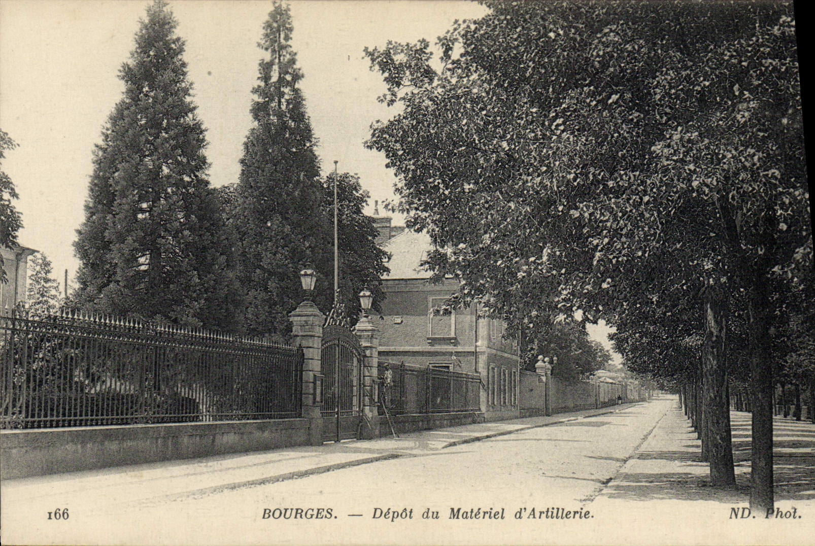 Depósito de Militaria Bourges de la POSTAL de la VENDIMIA del material de la artillería