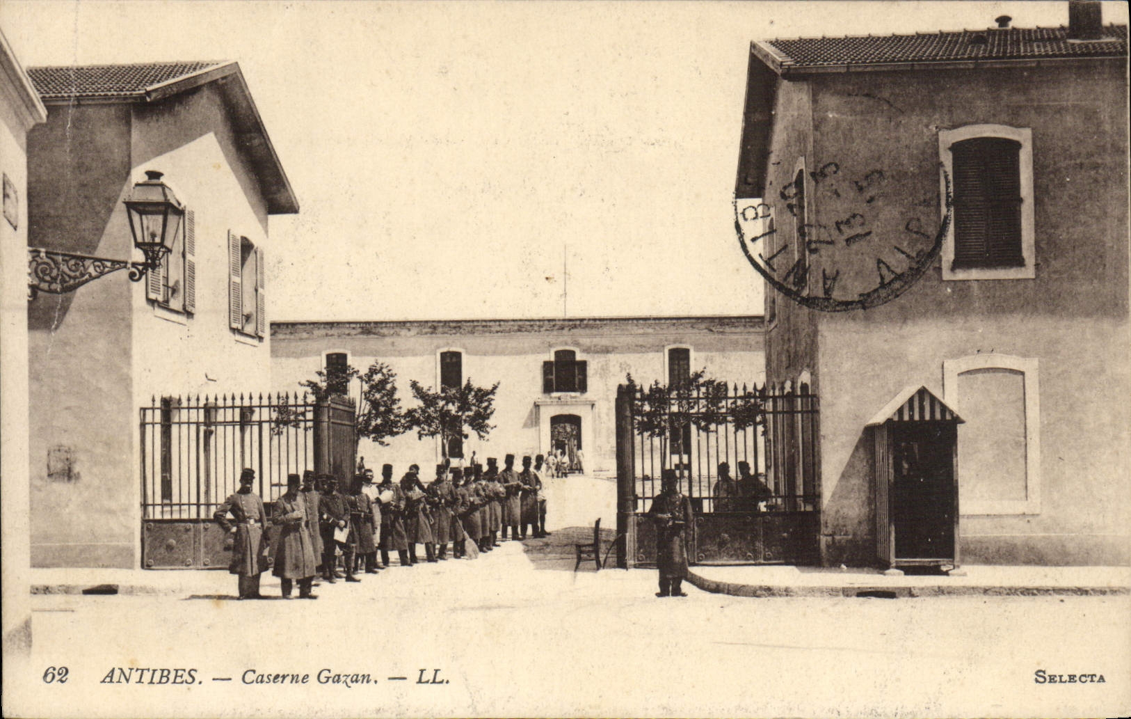 Cuarteles de Militaria Antibes Gazan de la POSTAL de la VENDIMIA