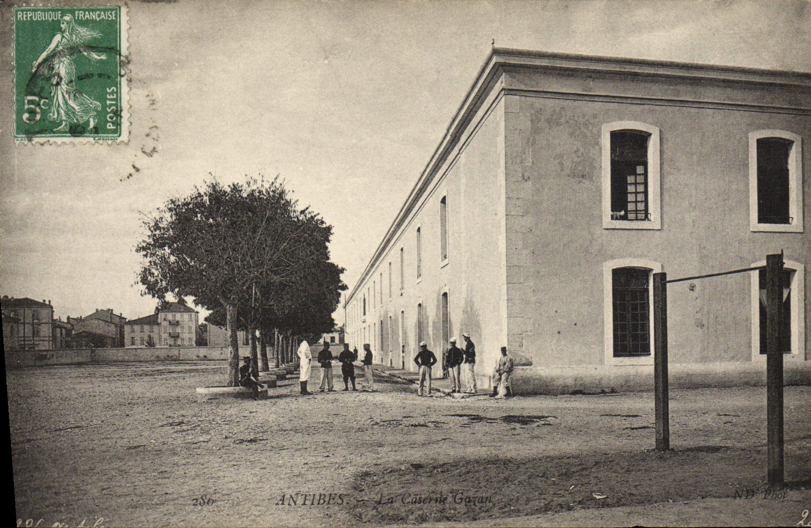POSTAL Militaria Antibes de la VENDIMIA los cuarteles de Gazan