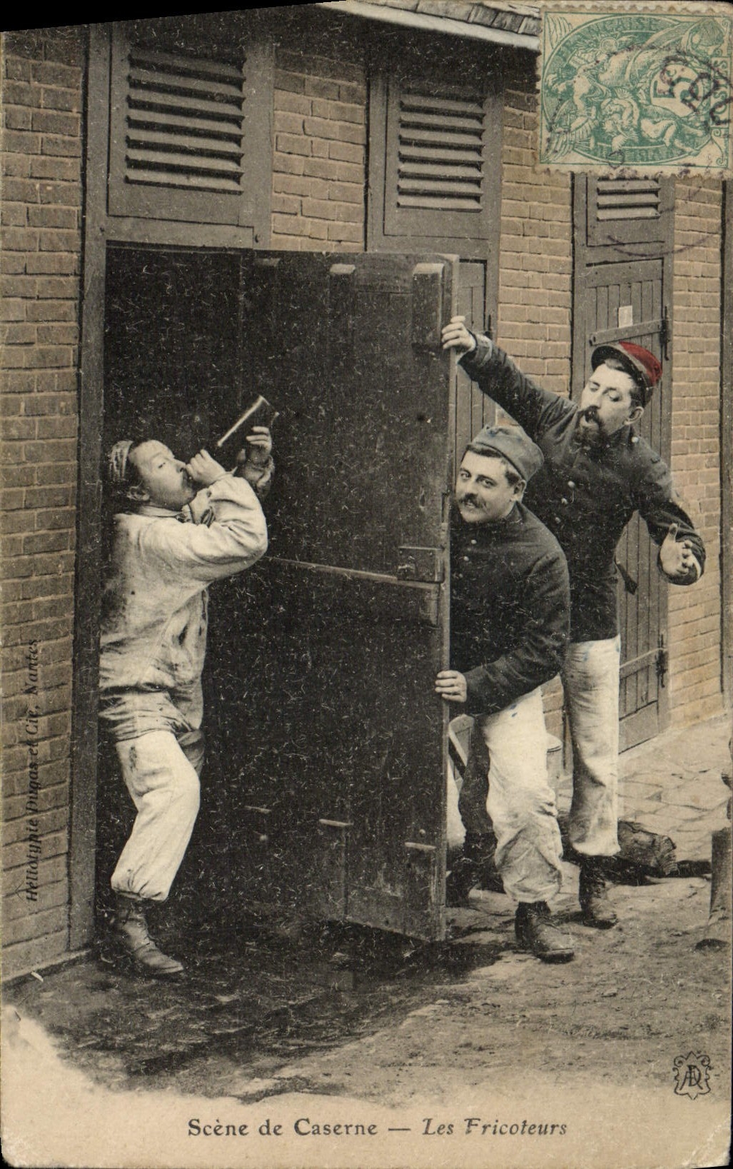 Escena de Militaria de la POSTAL de la VENDIMIA de los fricoteurs de los cuarteles