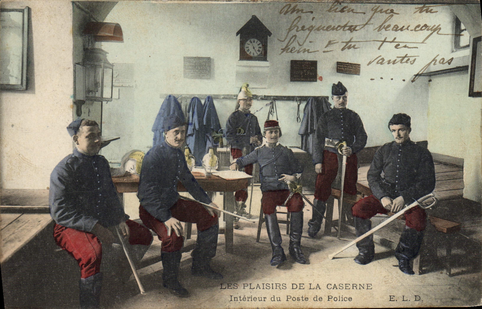 Placeres de Militaria de la POSTAL de la VENDIMIA del interior de los cuarteles de una comisaría de policías