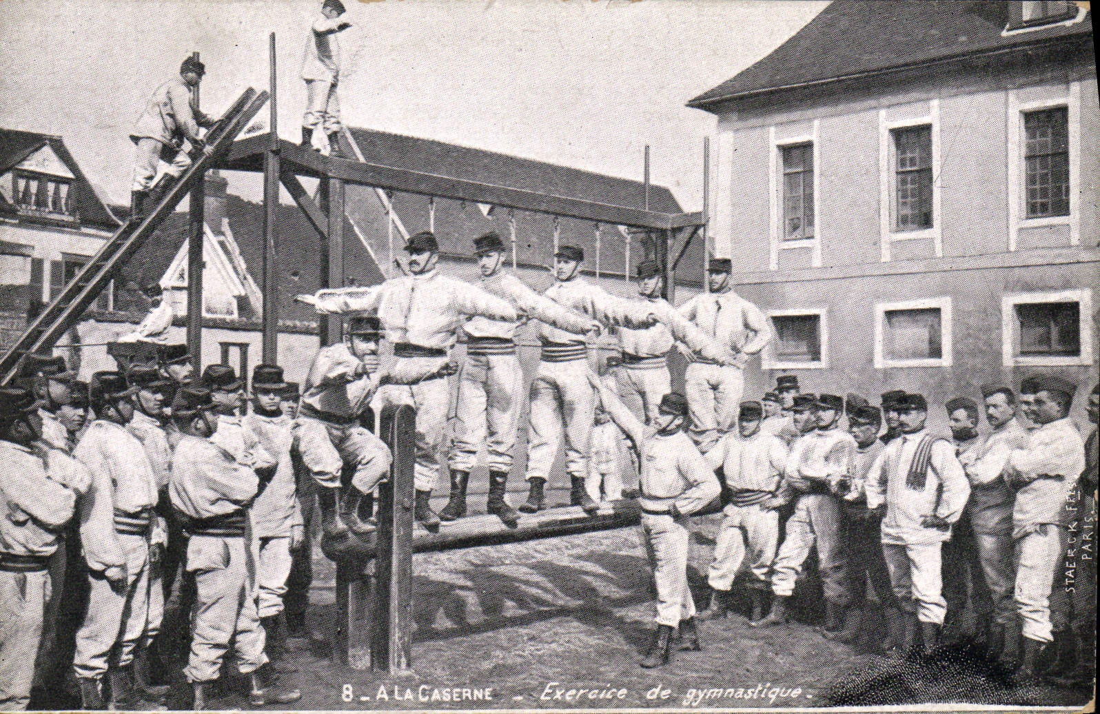 POSTAL Militaria de la VENDIMIA con el ejercicio de los cuarteles de la gimnasia