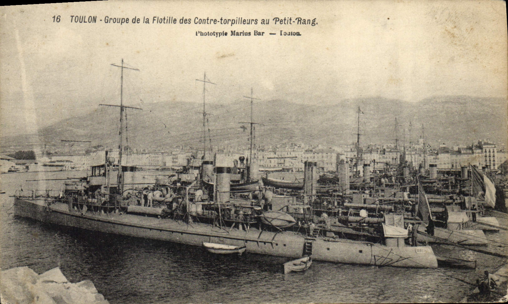 VINTAGE POSTCARD Bateau Touln Groups flotilla of against destroyers to the small row
